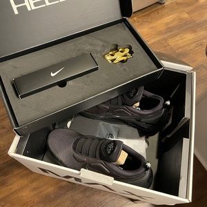 Brand new never worn Nike Auto max. Self lacing